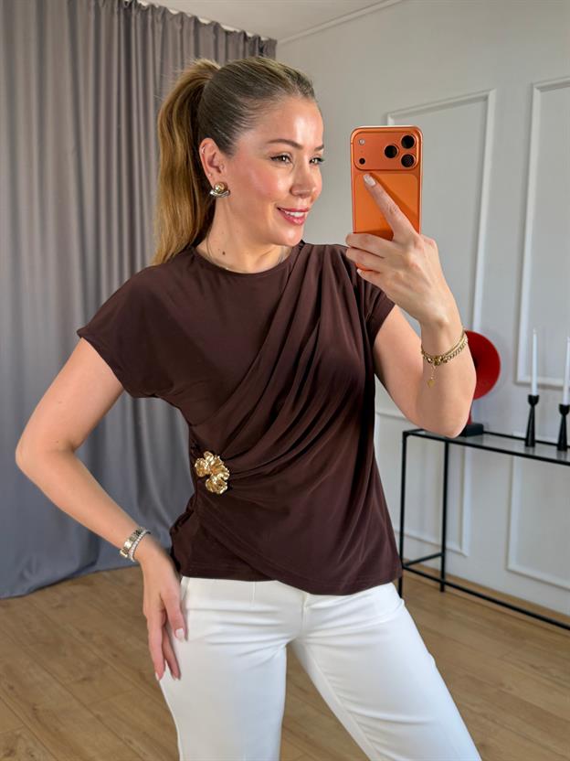 Kahve Drapeli Çiçek Broşlu Bluz