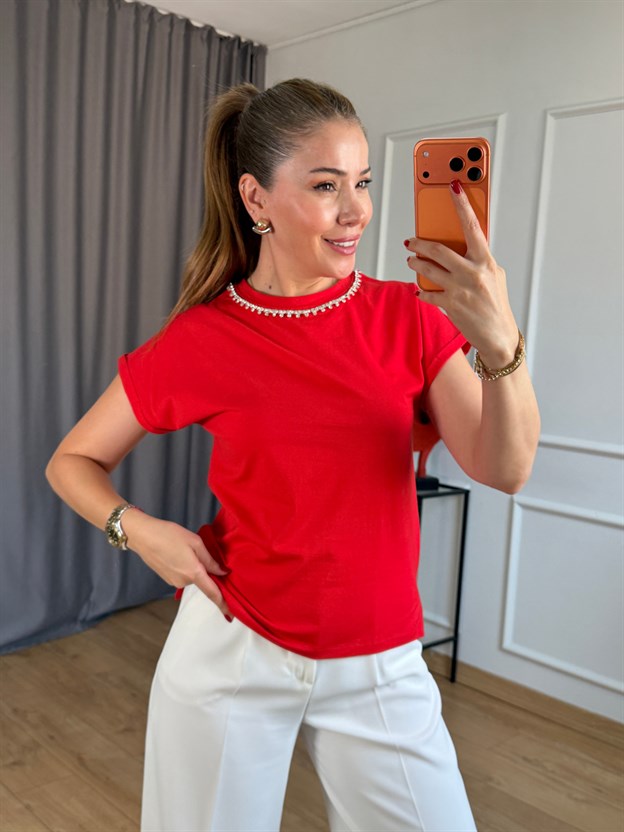 Kırmızı Yaka Su Yolu Taşlı Tshirt