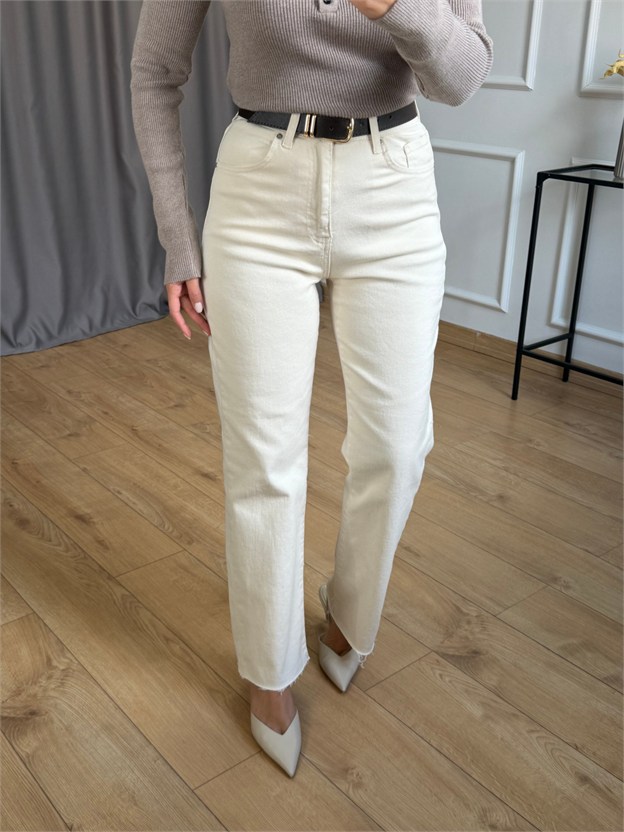 Krem Kesik Paçalı Kemerli Jean