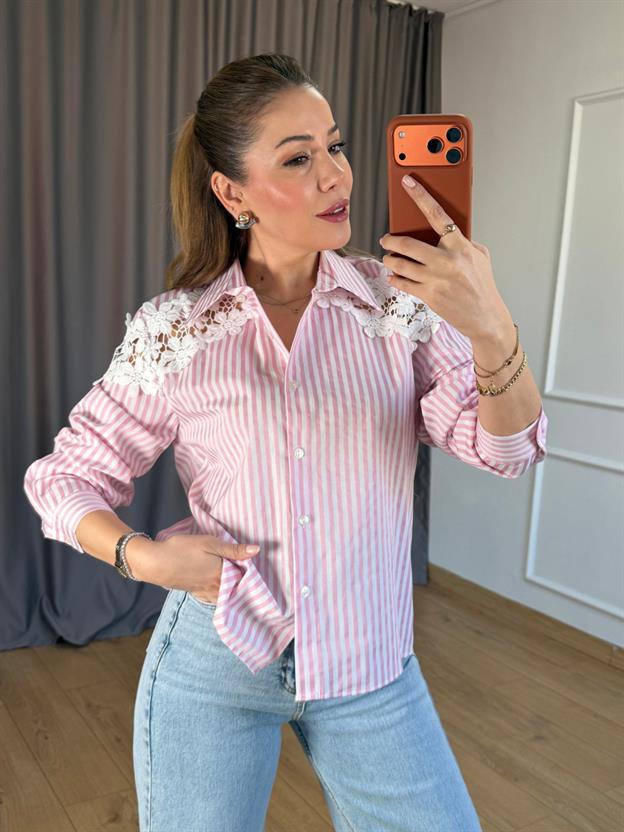 Pembe Omuz Çiçek Detaylı Çizgili Gömlek