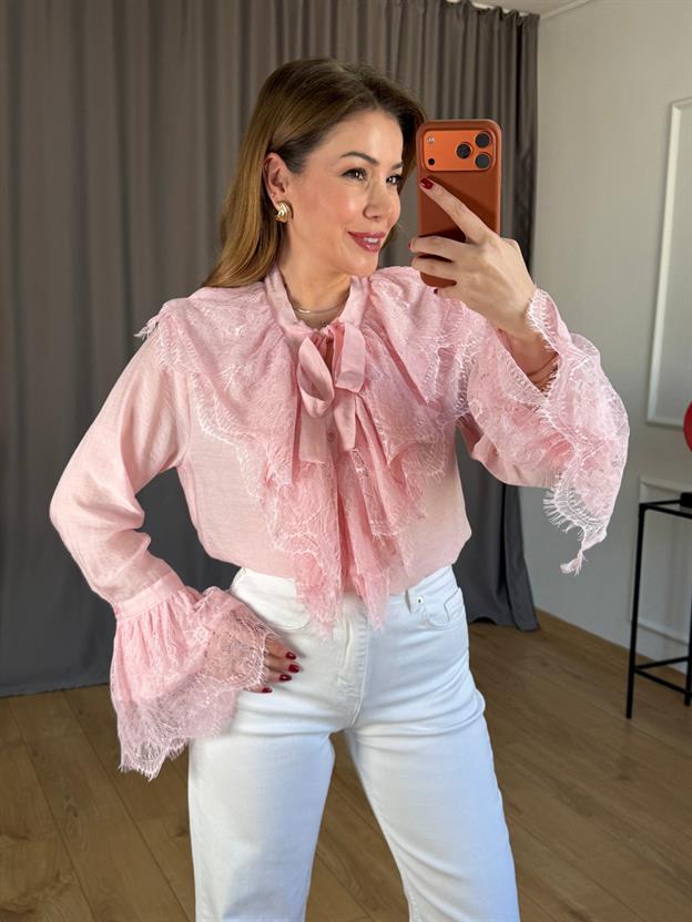 Pembe Yaka Dantel Detay Gömlek
