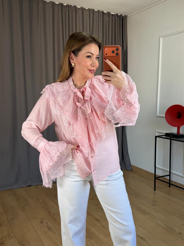 Pembe Yaka Dantel Detay Gömlek