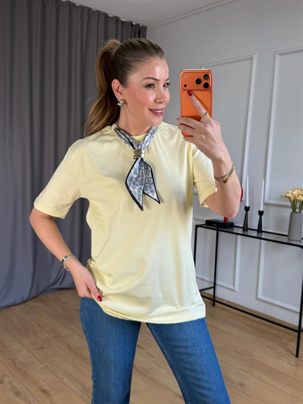 Sarı Fularlı Tshirt