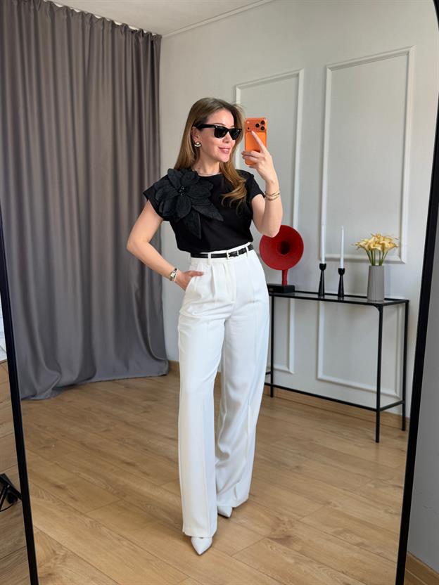 Siyah Çiçek Aplikeli Tshirt