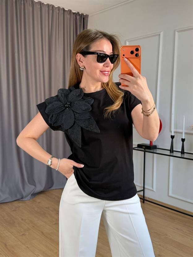 Siyah Çiçek Aplikeli Tshirt