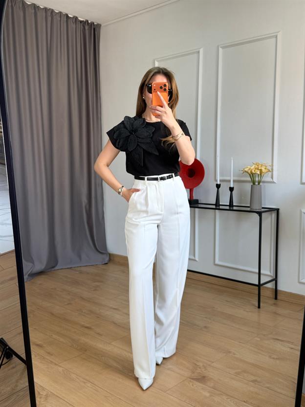 Siyah Çiçek Aplikeli Tshirt