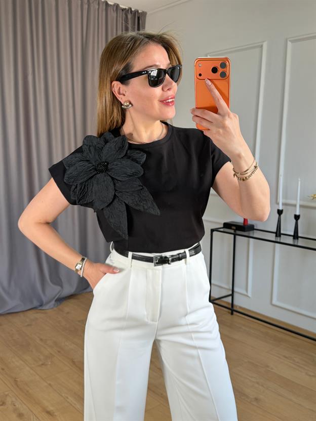 Siyah Çiçek Aplikeli Tshirt