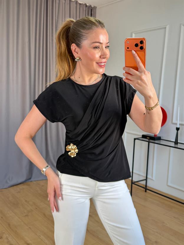 Siyah Drapeli Çiçek Broşlu Bluz