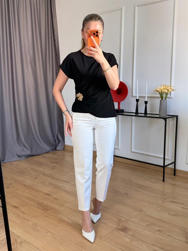 Siyah Drapeli Çiçek Broşlu Bluz