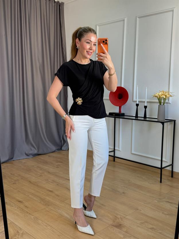 Siyah Drapeli Çiçek Broşlu Bluz