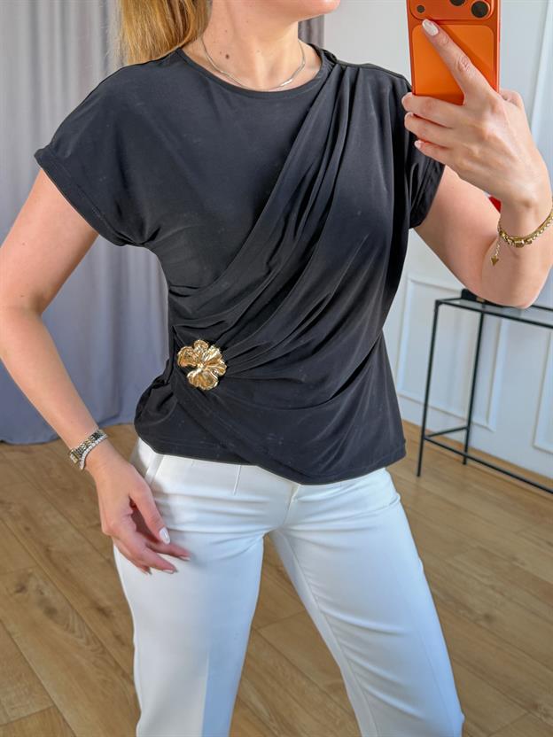 Siyah Drapeli Çiçek Broşlu Bluz