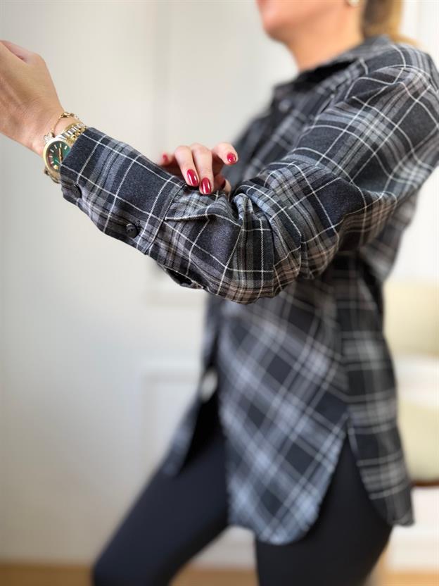 Siyah Düğme Detaylı Ekose Gömlek