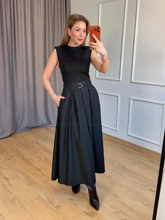 Siyah Vatkalı İnce Kuşaklı Elbise