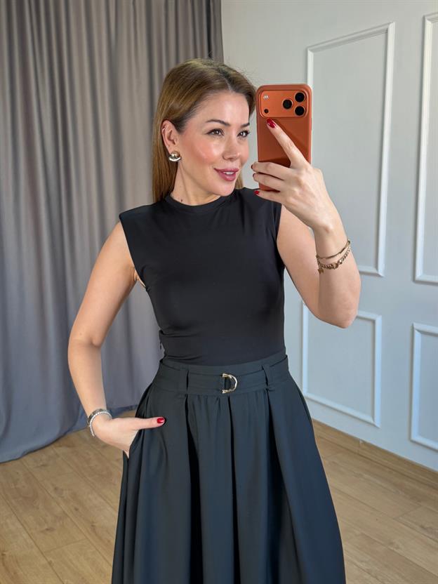 Siyah Vatkalı İnce Kuşaklı Elbise