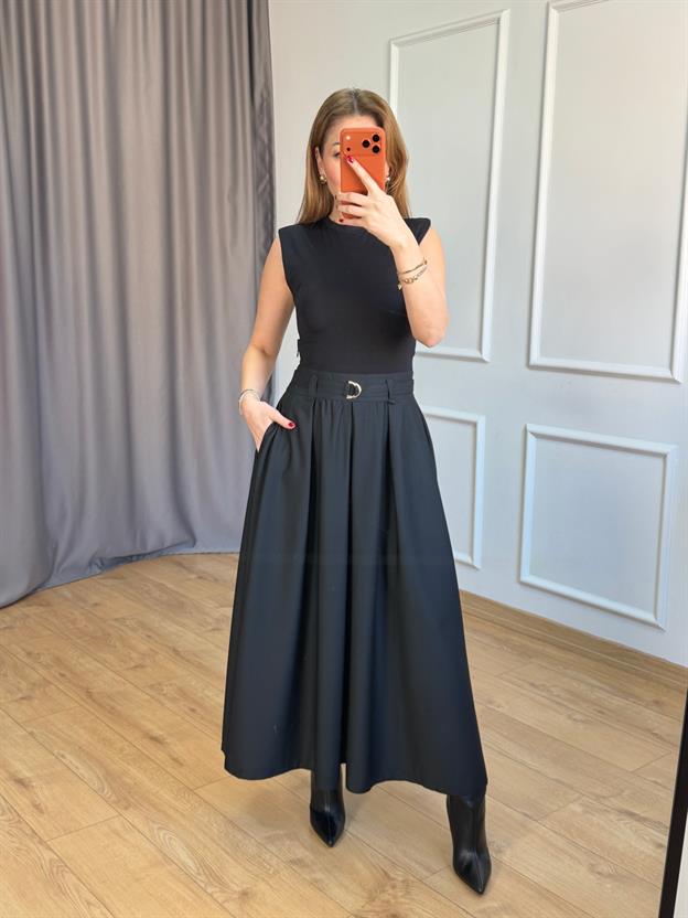 Siyah Vatkalı İnce Kuşaklı Elbise