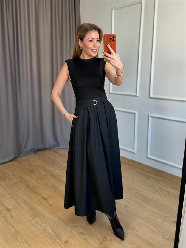 Siyah Vatkalı İnce Kuşaklı Elbise