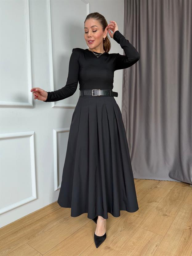Siyah  Kemer Detaylı Pileli Elbise