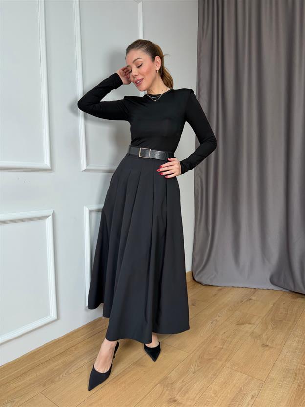 Siyah  Kemer Detaylı Pileli Elbise