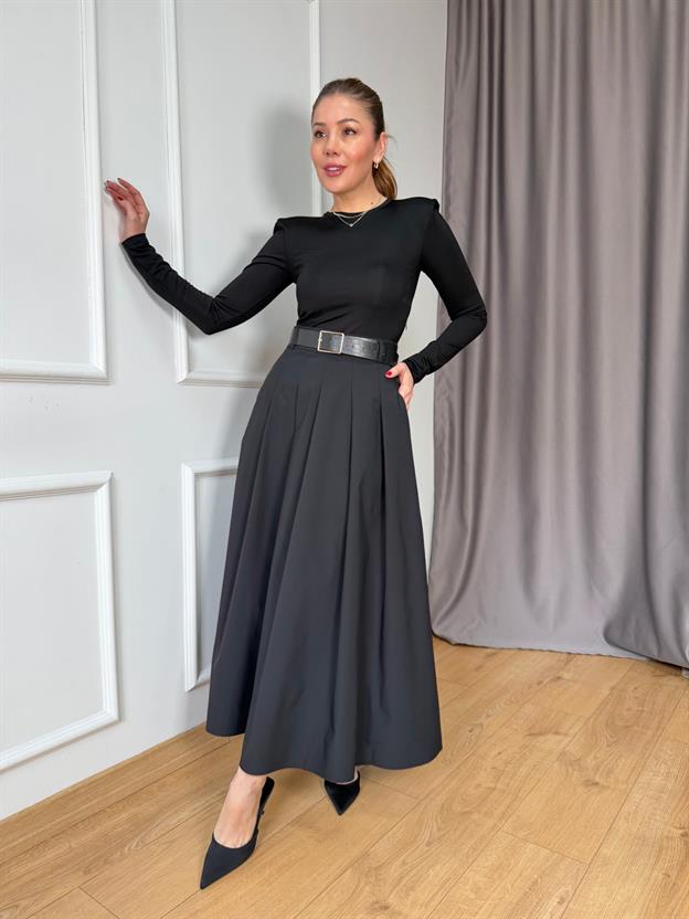 Siyah  Kemer Detaylı Pileli Elbise