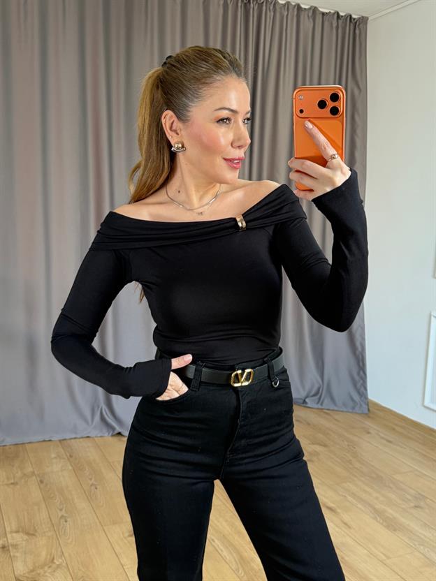 Siyah Omuz Aksesuarlı Bluz