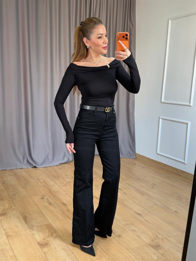 Siyah Omuz Aksesuarlı Bluz