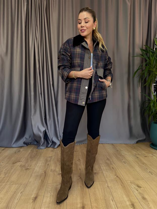 Siyah Yakalı Ekose Ceket