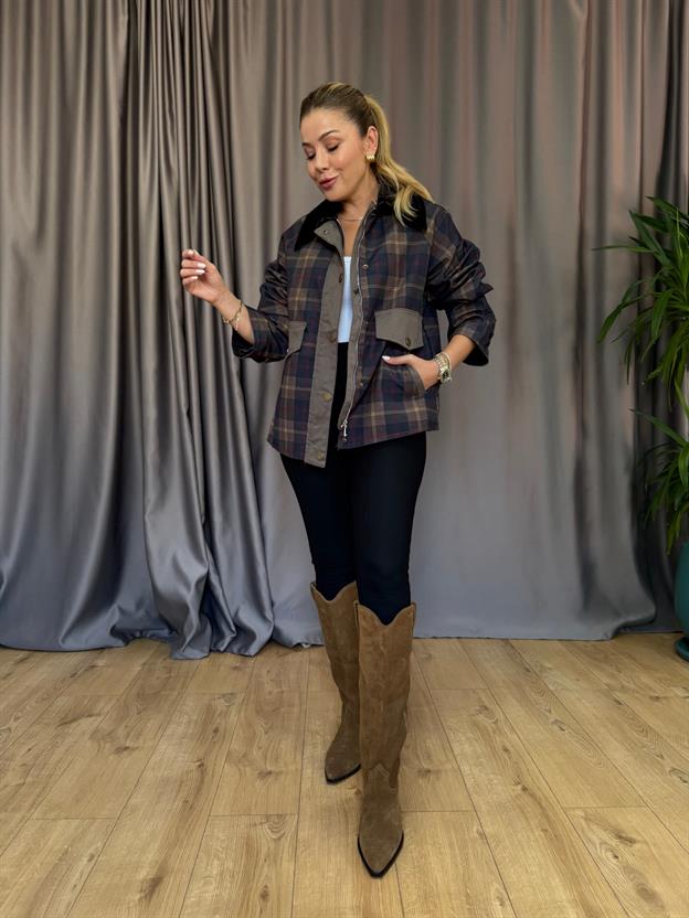 Siyah Yakalı Ekose Ceket