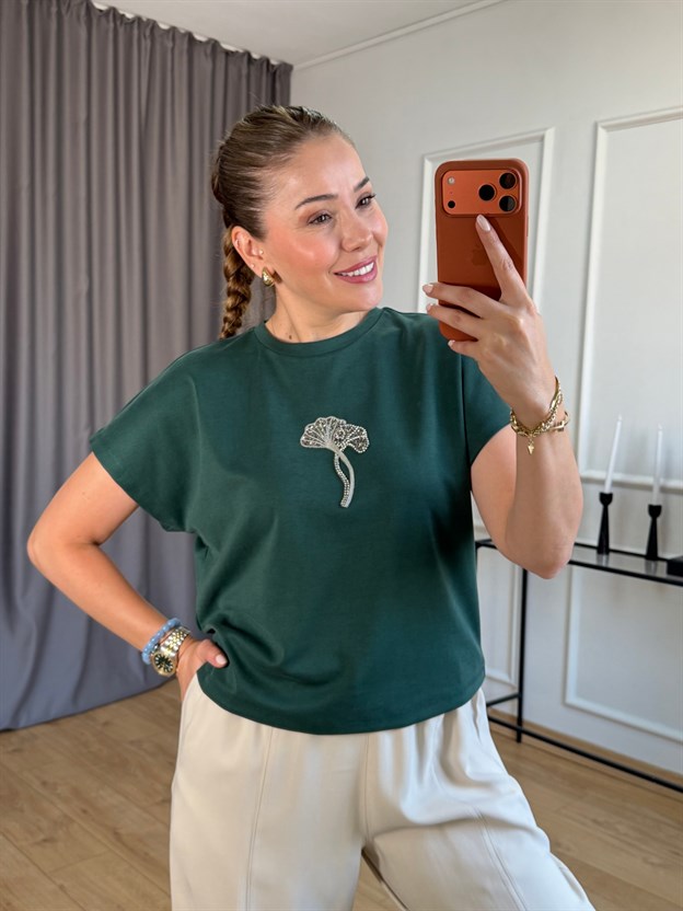 Zümrüt Yeşili Ön Taş Detaylı Tshirt