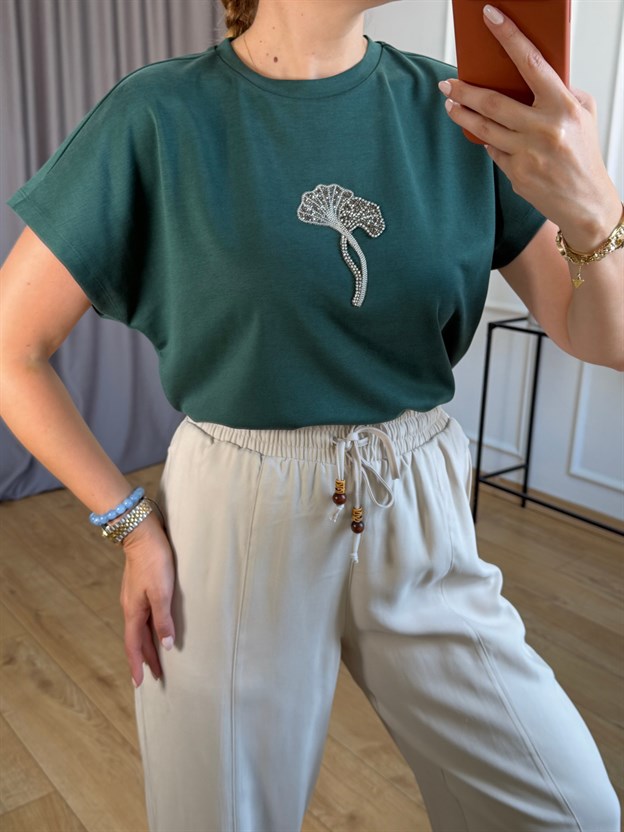 Zümrüt Yeşili Ön Taş Detaylı Tshirt
