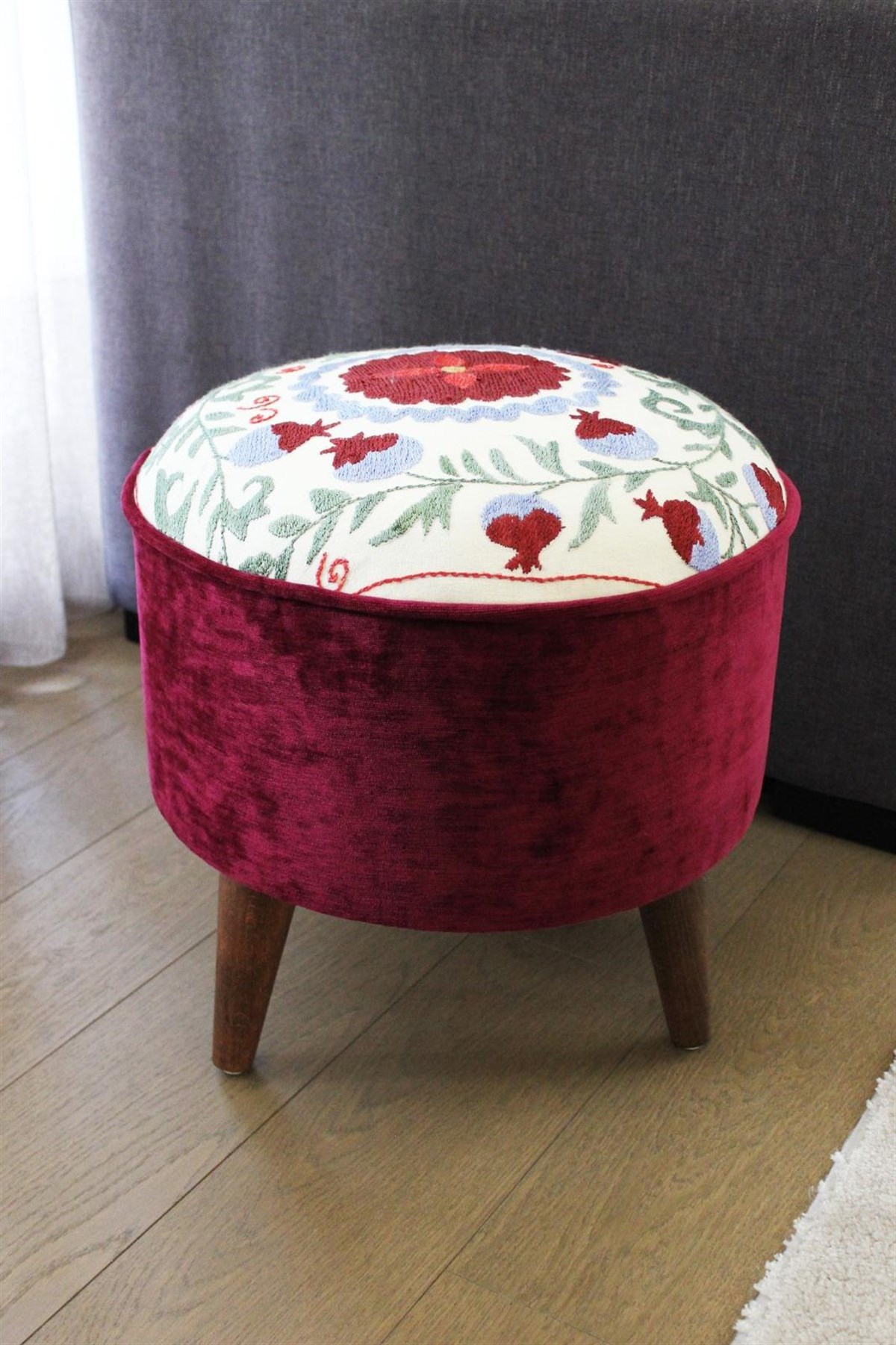 Suzani Kumaşlı Özel Üretim Puf Yerli İmalat El İşçiliği Ahşap Ayaklı