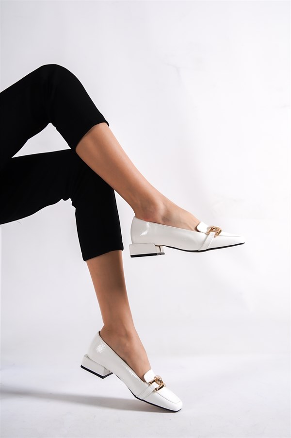 Beyaz Kırışık Rugan Kadın Tokalı Günlük Ayakkabı