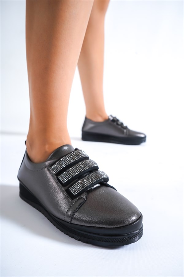 Platin Kadın Günlük Taşlı Lastikli Ayakkabı