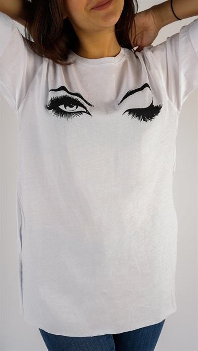 Beyaz Kadın Oversize Göz Kırpan T-shirt