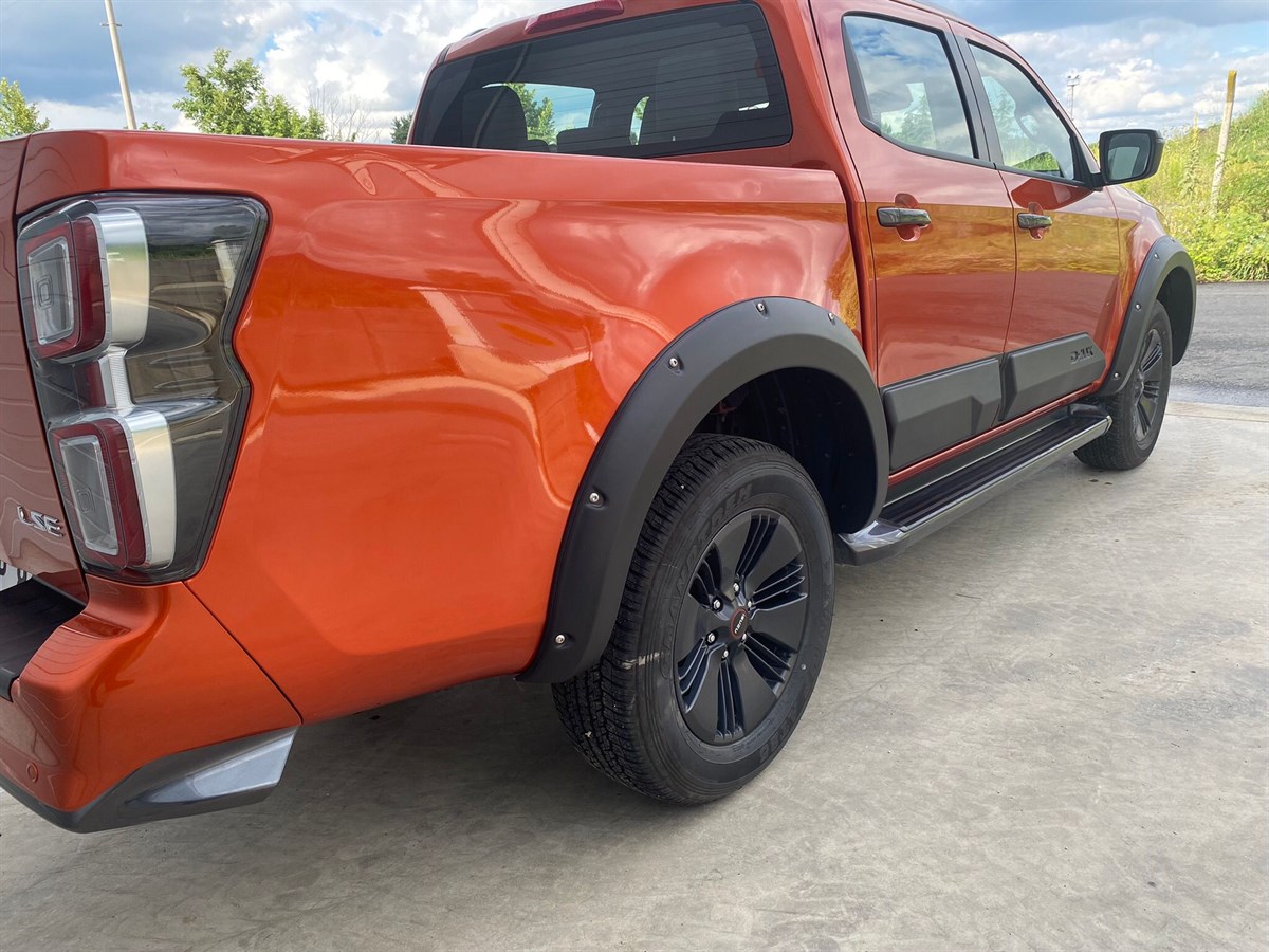 Isuzu D Max Yeni Kasa Dodik Çamurluk Kaplama Seti Safari Civatasız