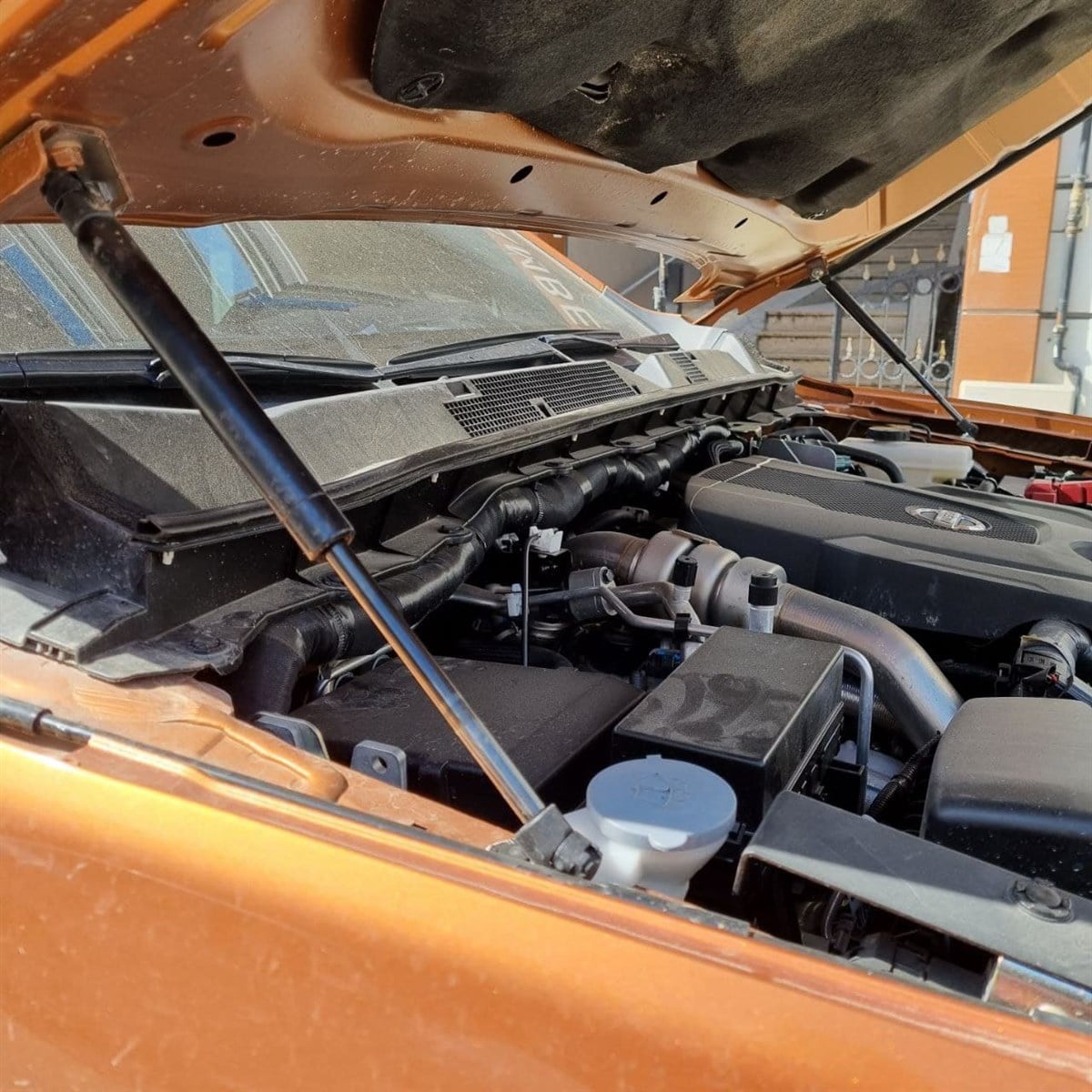 Nissan Navara Kaput Amortisörü 2015-2021 Arası