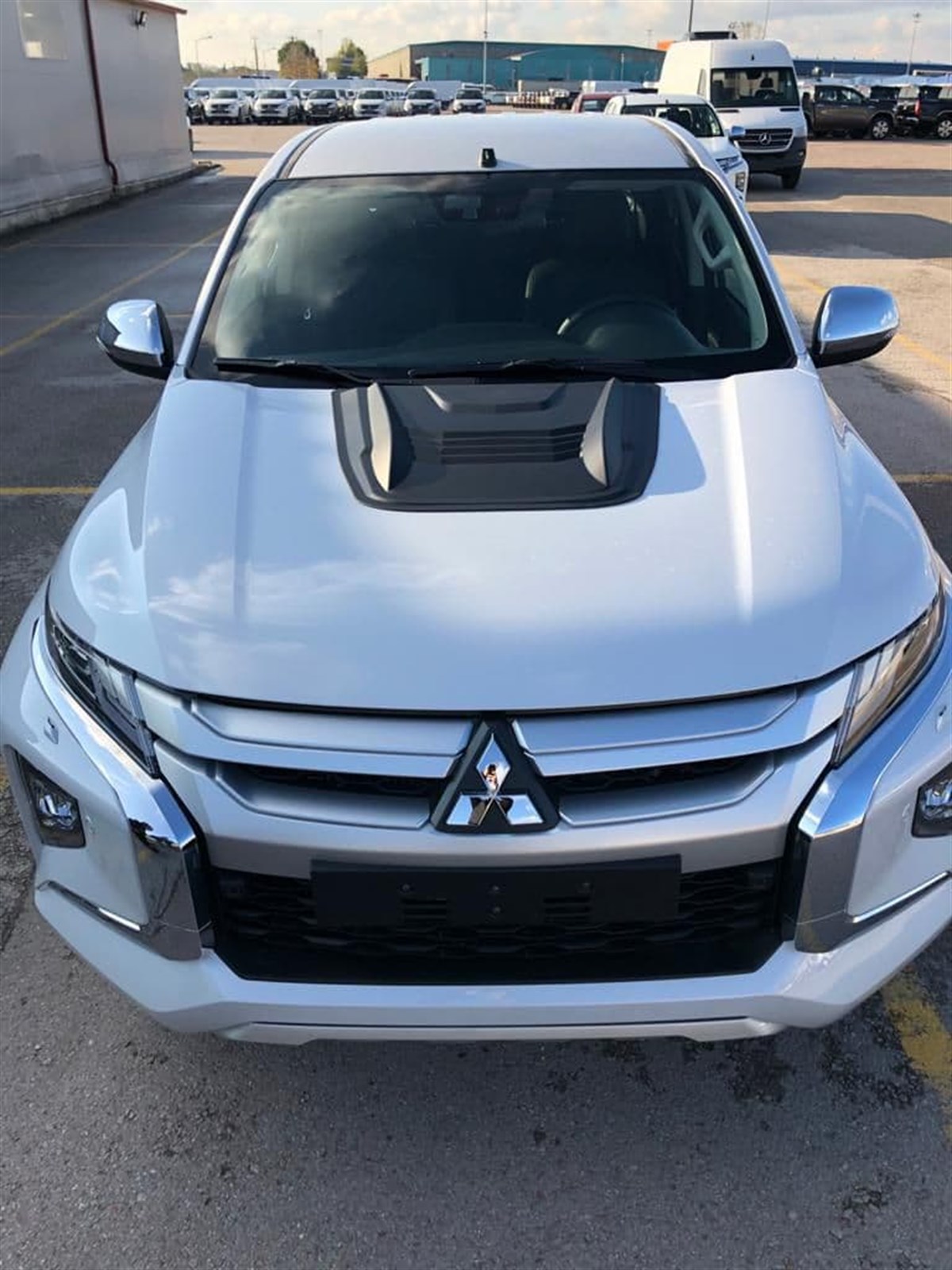 Mitsubishi L200 Kaput Koruma Scoop 1.sınıf ABS Plastik