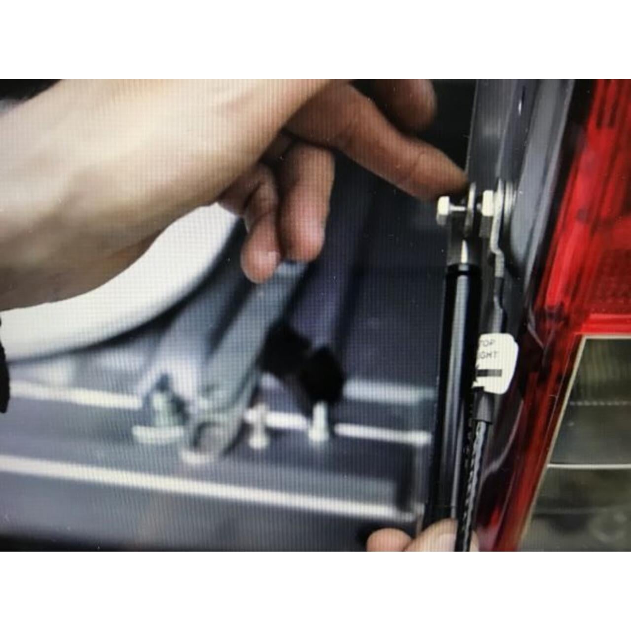 Volkswagen Amarok Bagaj Kapağı Amortisörü (Bir Adet 2011+ Uyumlu)