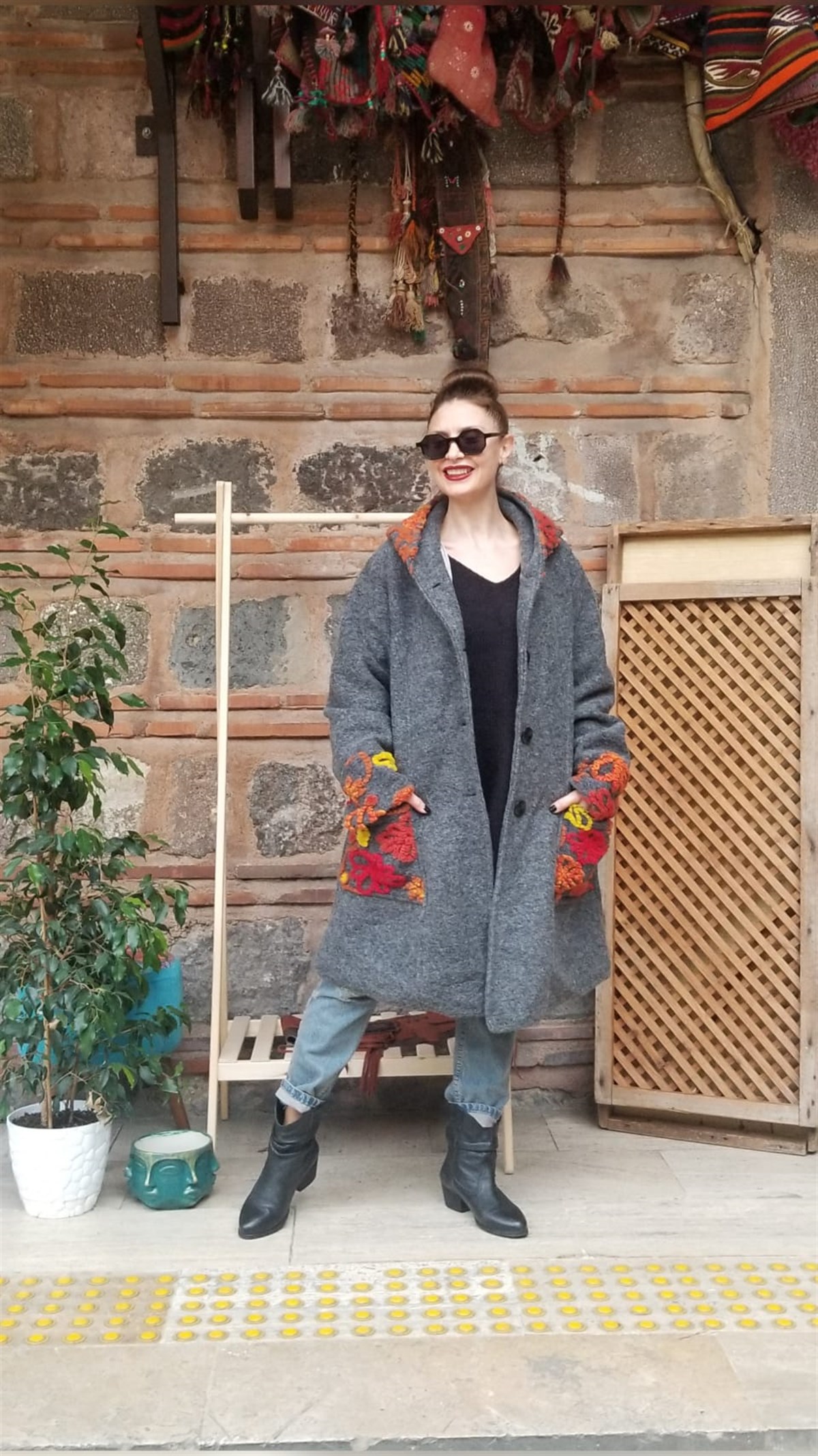 Antrasit Çiçekli Keçe Kaban