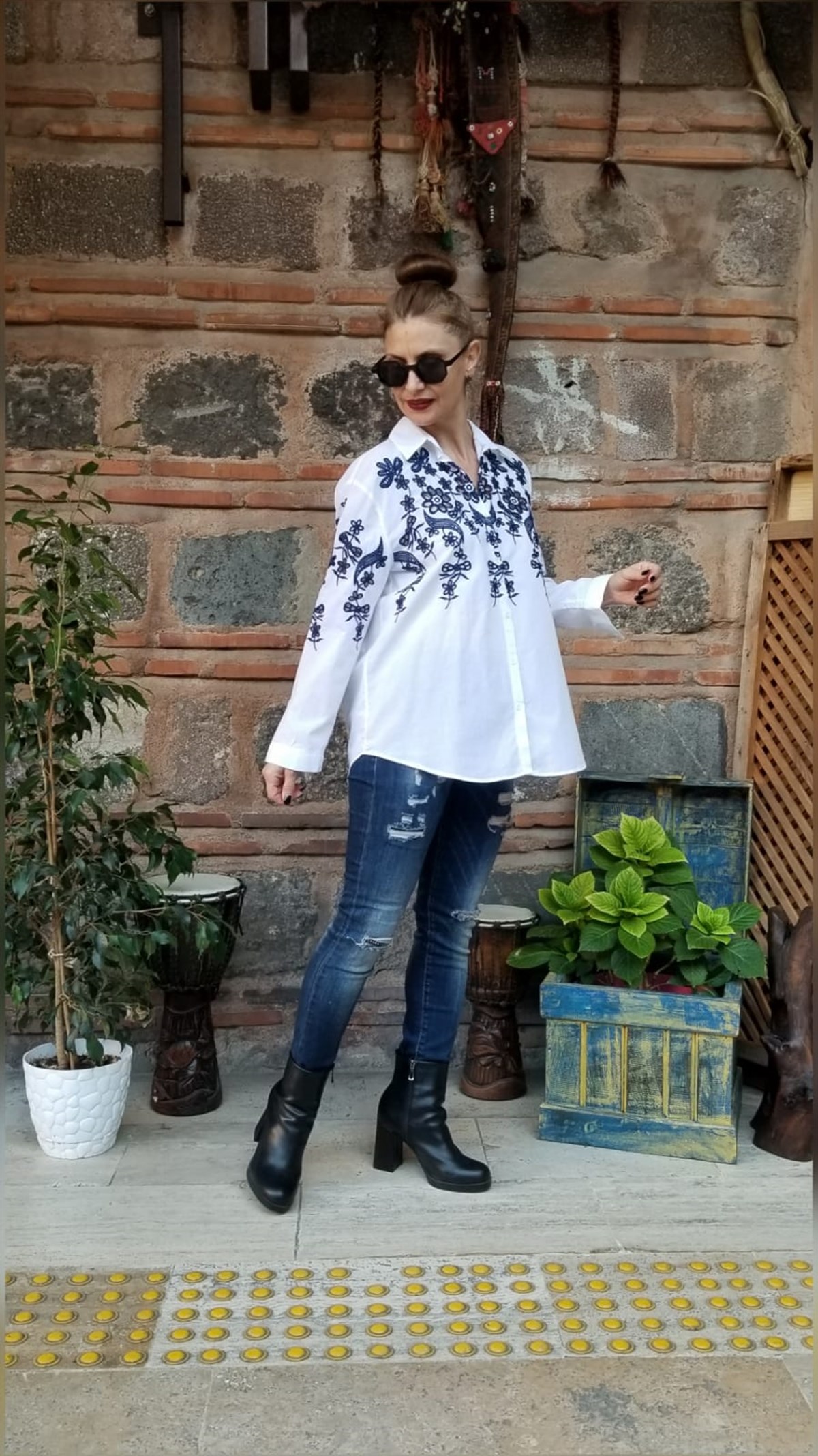 Beyaz Nakışlı Gömlek