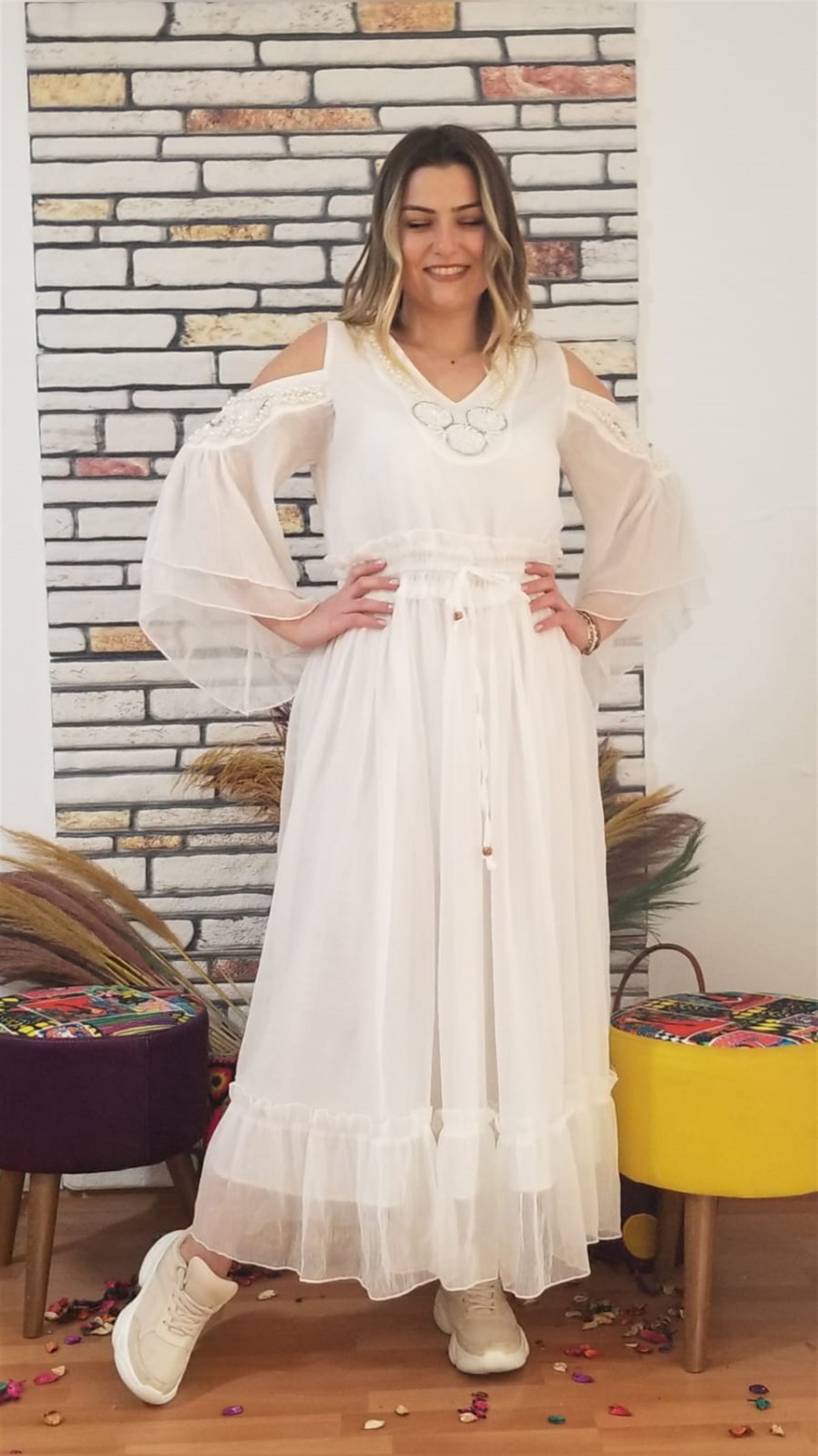 Beyaz Omzu Açık Dış Çekim Elbisesi