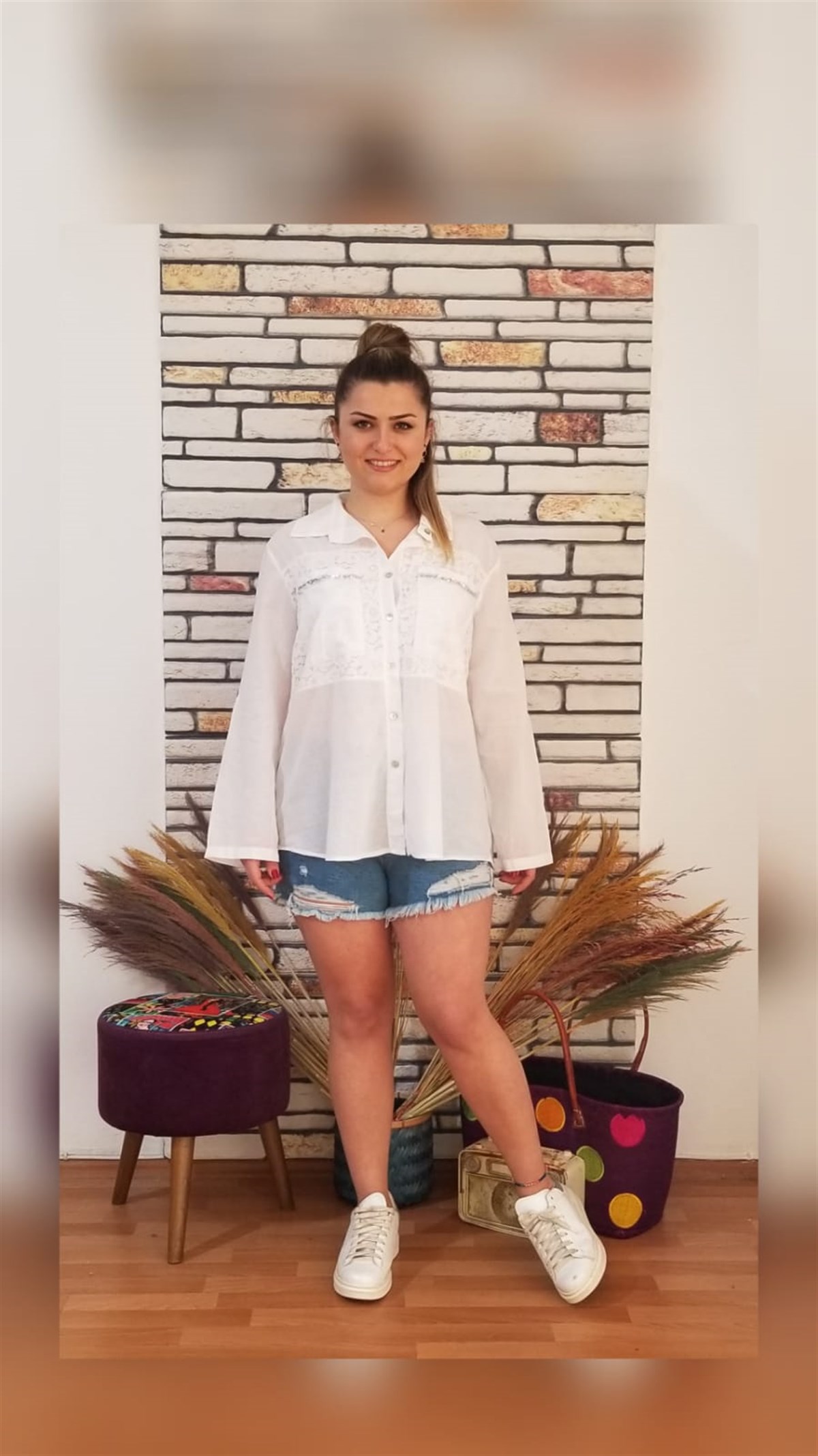 Beyaz Ön Kısım Küpür Detaylı Önden Düğmeli Bluz