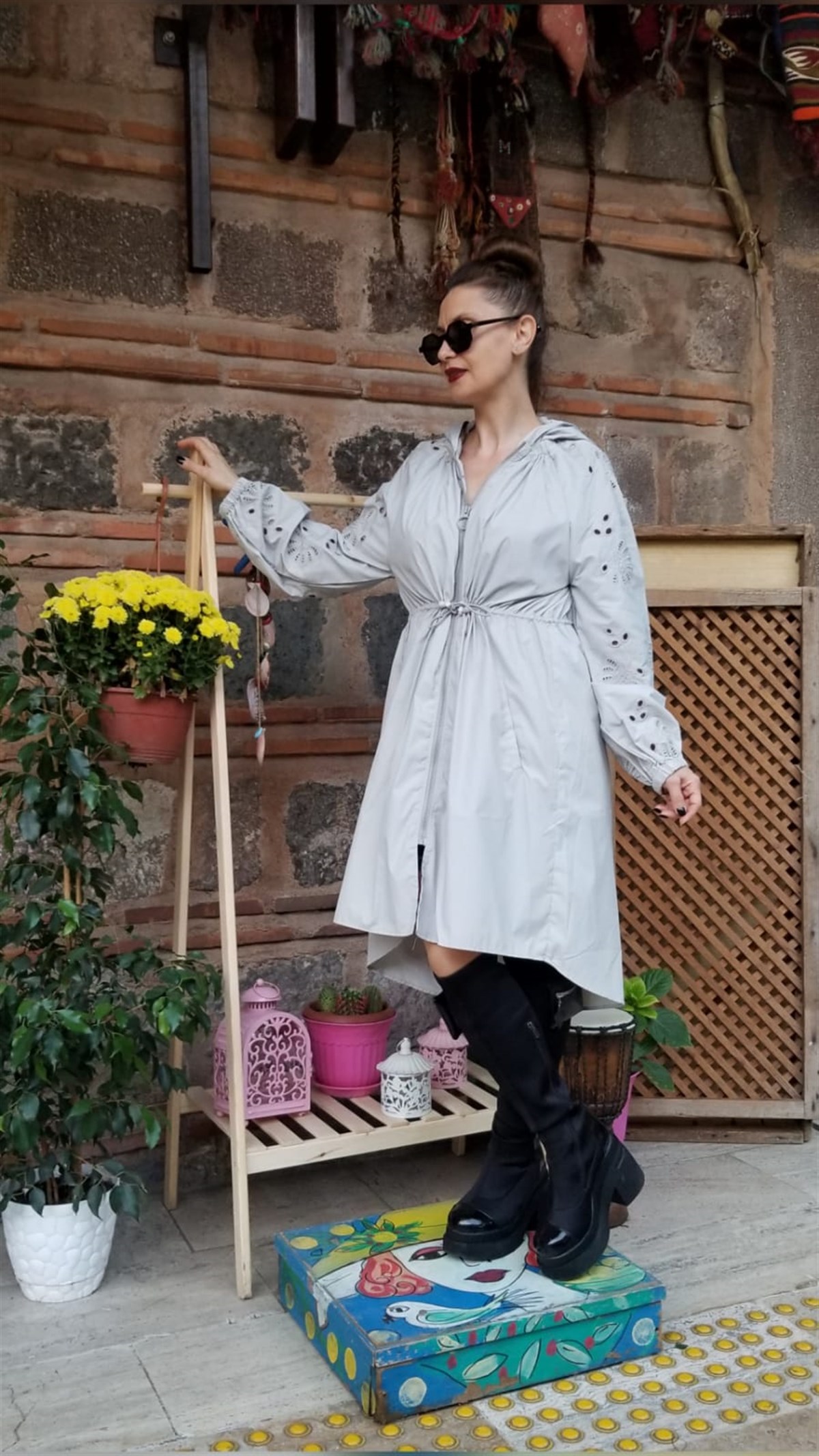 İtalyan Gri Kolu Delik İşi Detaylı Yağmurluk