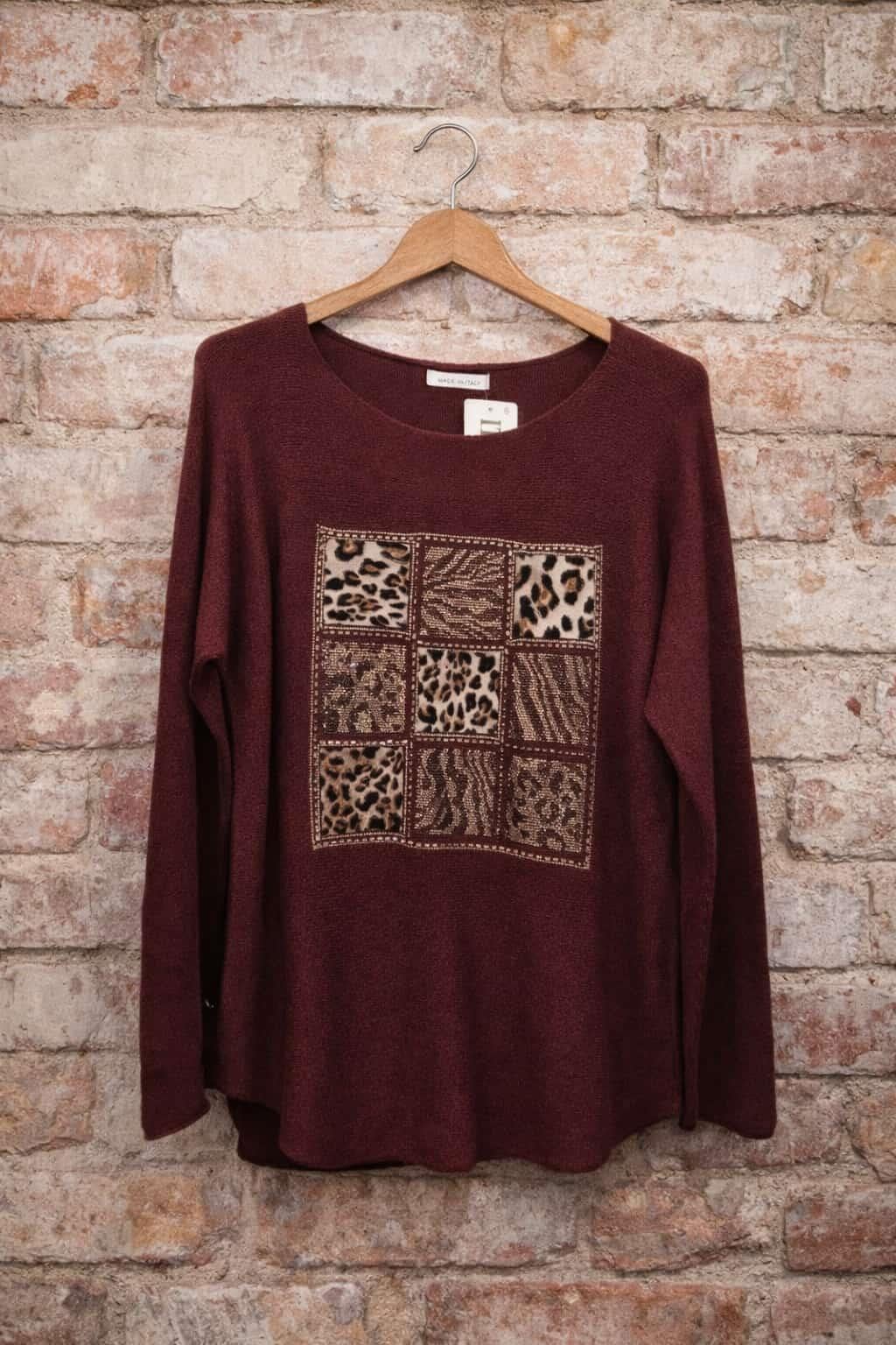İtalyan kazak yumuşak dokulu, esnek viskon karışımlı örme kumaş Kare patch detaylı leopar desenli taş işlemeli renk bordo