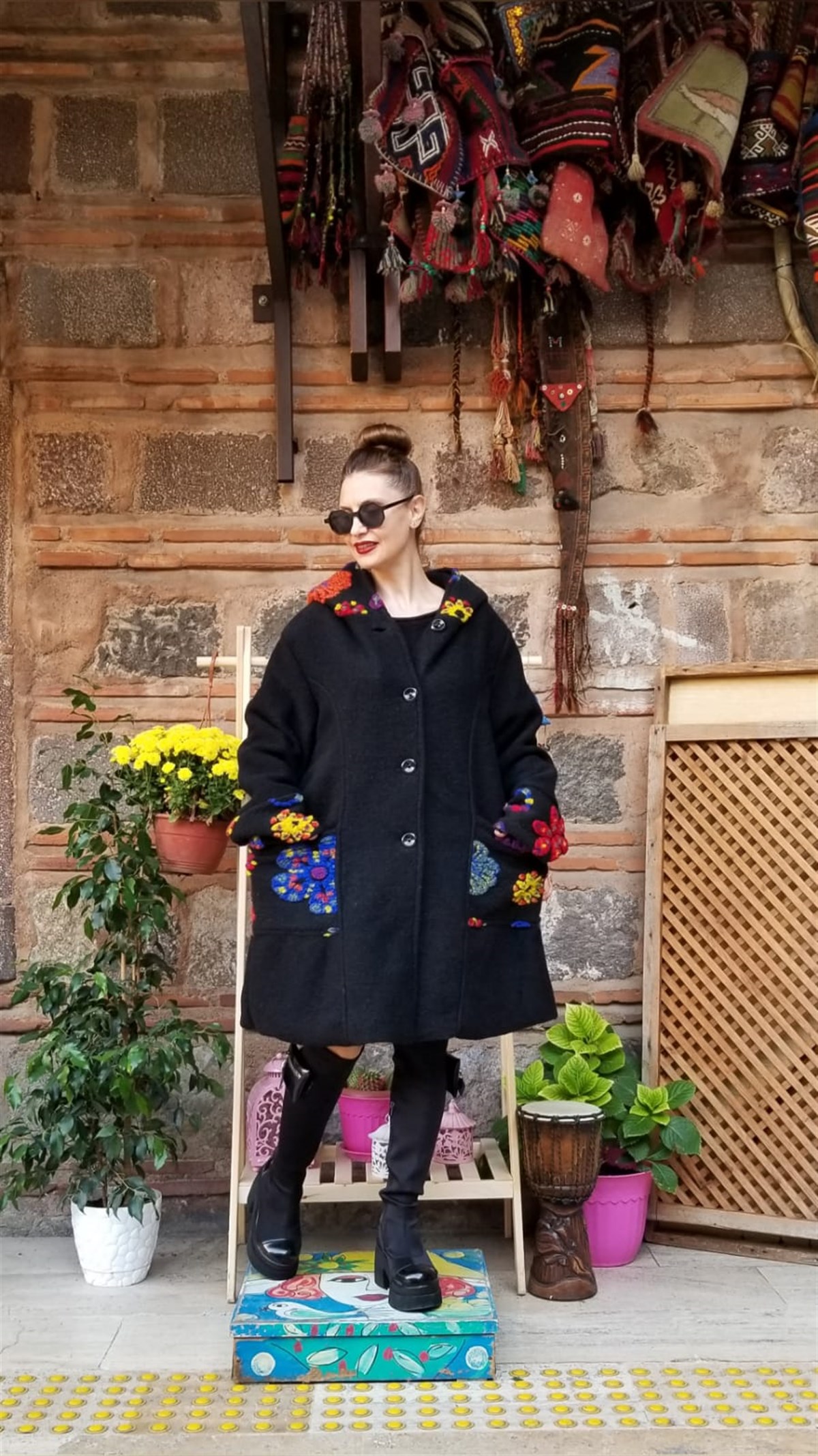 İtalyan Siyah Çiçekli İçi Astarlı Keçe Kaban