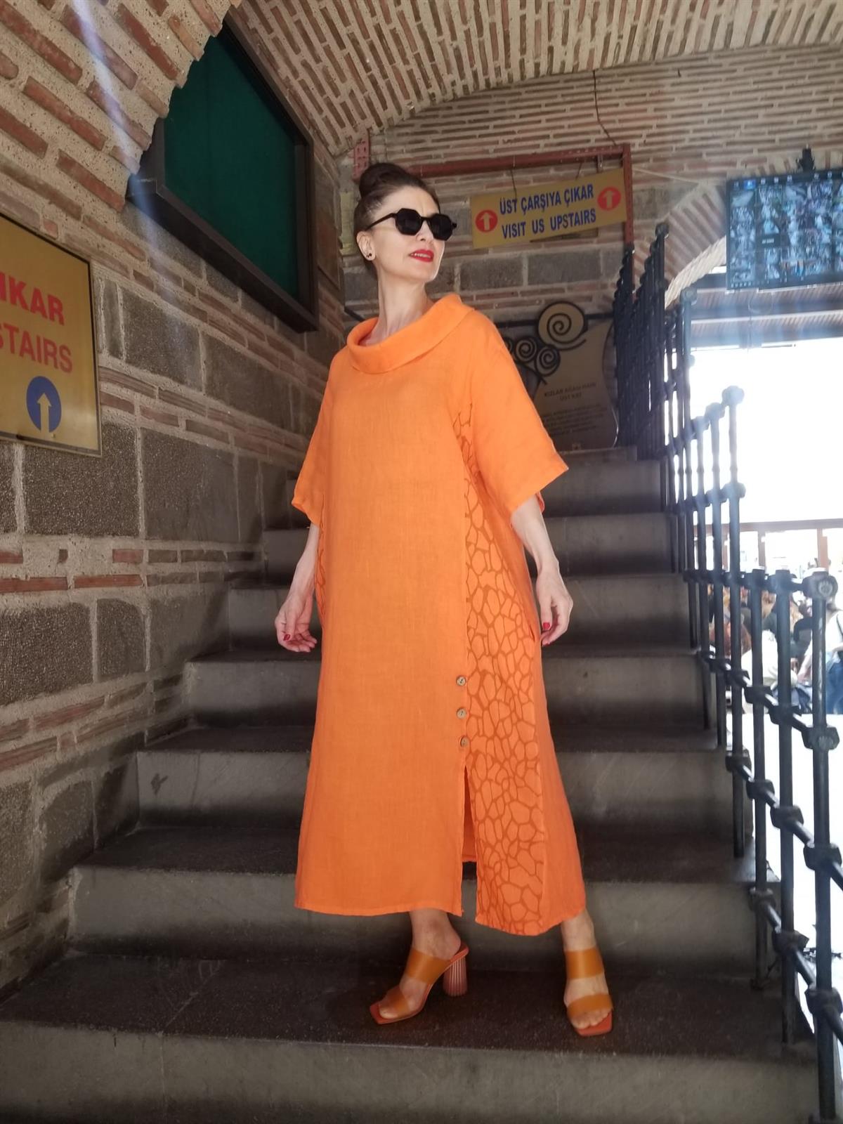 İTALYAN  YANLARI DESENLİ DEGAJE YAKA KETEN  ELBİSE 
