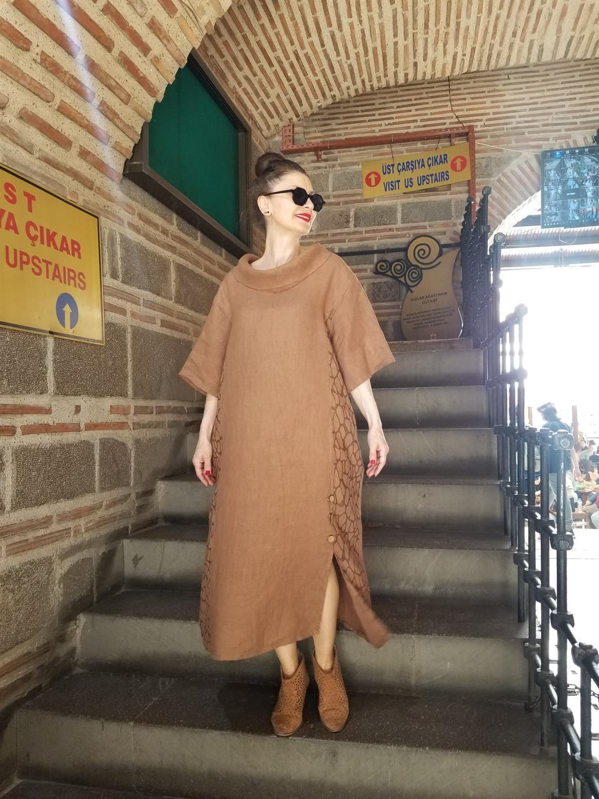 İTALYAN YANLARI DESENLİ DEGAJE YAKA  KETEN ELBİSE 