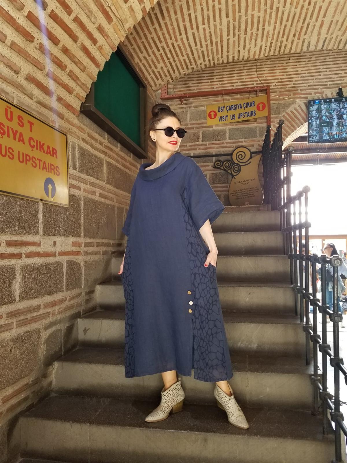 İTALYAN YANLARI DESENLİ DEGAJE YAKA KETEN ELBİSE