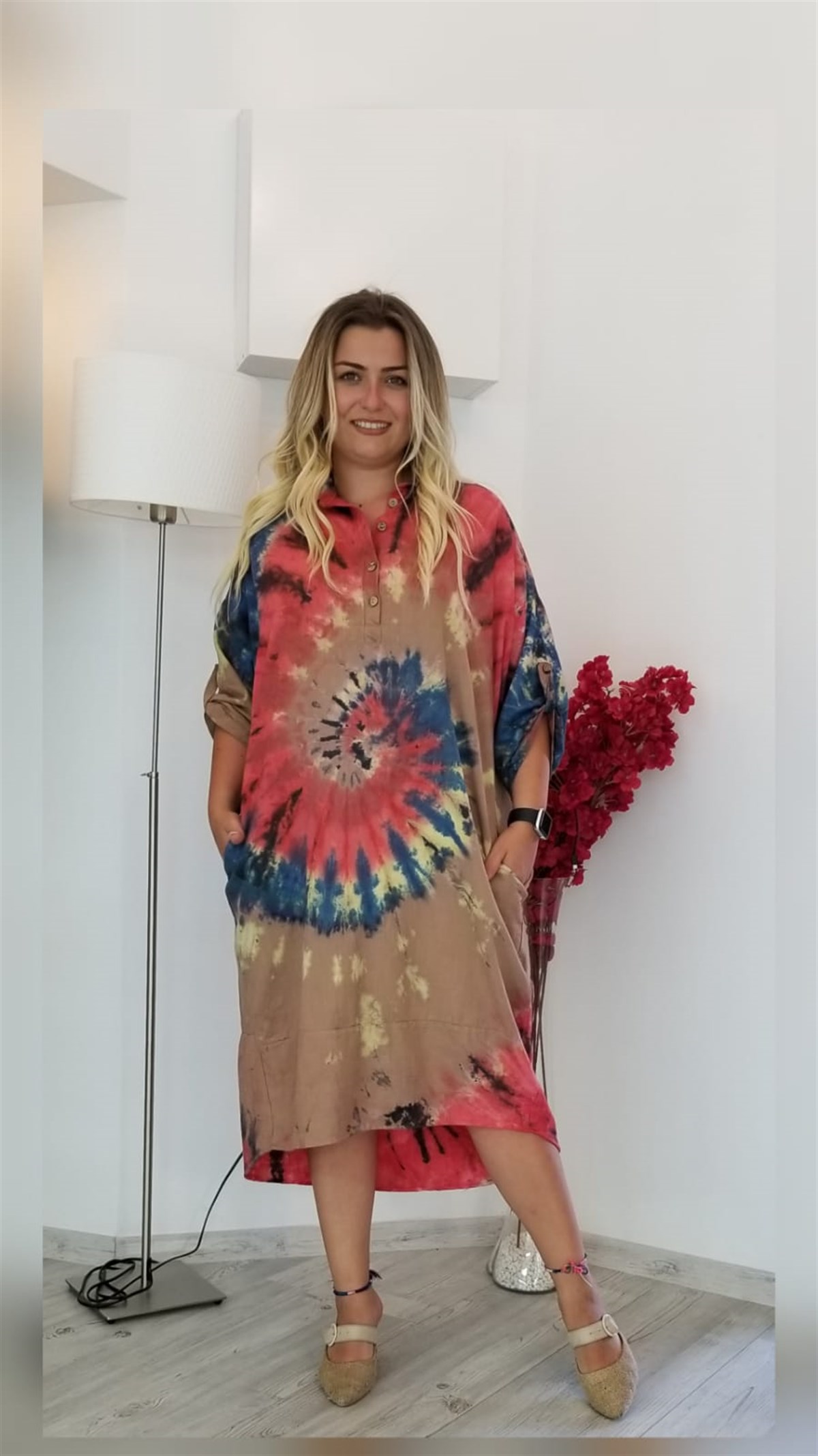 Kahverengi Batik Desenli Arka Kısmı Halkalı Elbise