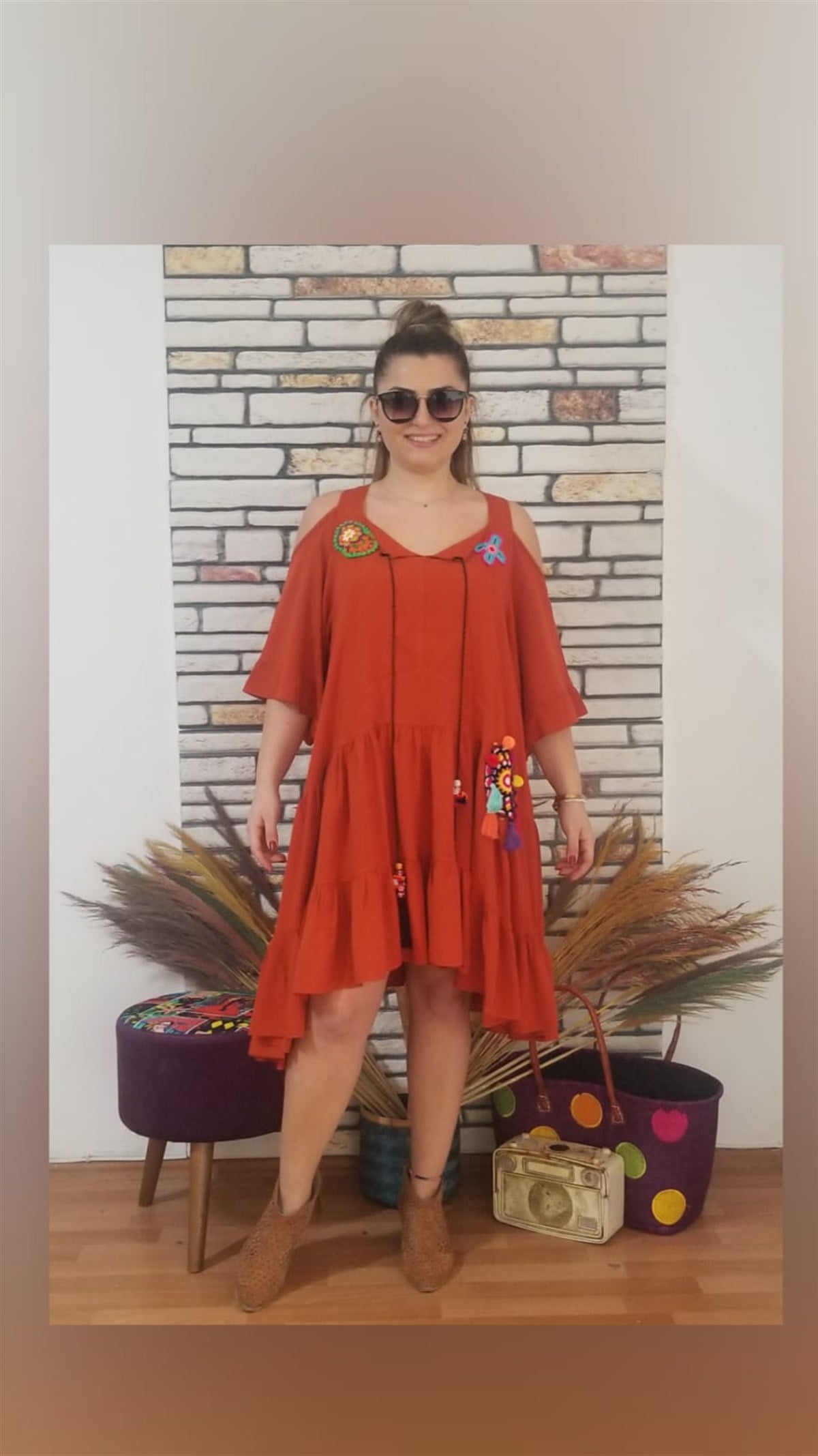 Kiremit Rengi Omzu Açık Nakış Detaylı Elbise