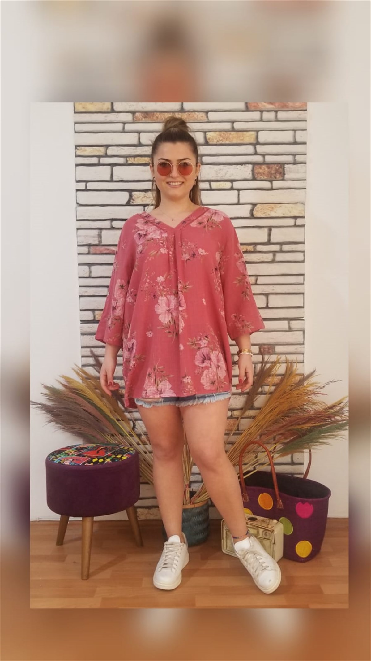 Pembe V Yaka Çiçek Desenli Keten Bluz